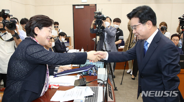 [서울=뉴시스]김선웅 기자 = 김창룡 경찰청장 후보자가 20일 오전 서울 여의도 국회에서 열린 행정안전위원회 경찰청장 후보자 인사청문회에서 서영교 위원장에게 선서문을 제출한 뒤 악수하고 있다. 2020.07.20.  mangusta@newsis.com