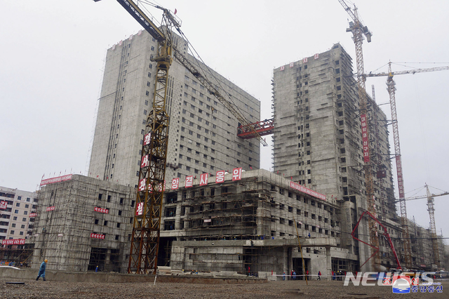 [평양=AP/뉴시스]북한 조선중앙통신이 20일 제공한 촬영 날짜 미상의 사진에 평양에서 평양종합병원이 건설 되고 있다. 2020.07.20.