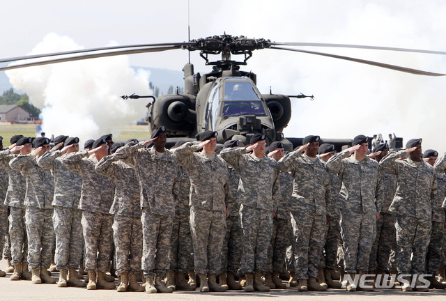 [헤센=AP/뉴시스] 도널드 트럼프 미국 행정부의 주독 미군 감축을 놓고 독일 주요 정치인들이 비판의 목소리를 내놨다. 사진은 2011년 5월 독일 헤센주의 미군 비행장에서 병장들이 정렬한 모습. 2020.7.30. 