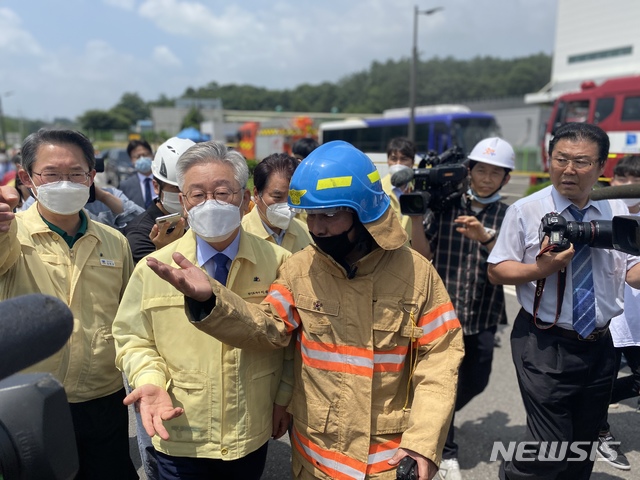 [수원=뉴시스]천의현 기자= 이재명 경기도지사가 21일 오전 경기도 용인시 처인구 양지면의 한 물류창고 화재 현장을 찾아 브리핑을 받고 있다.