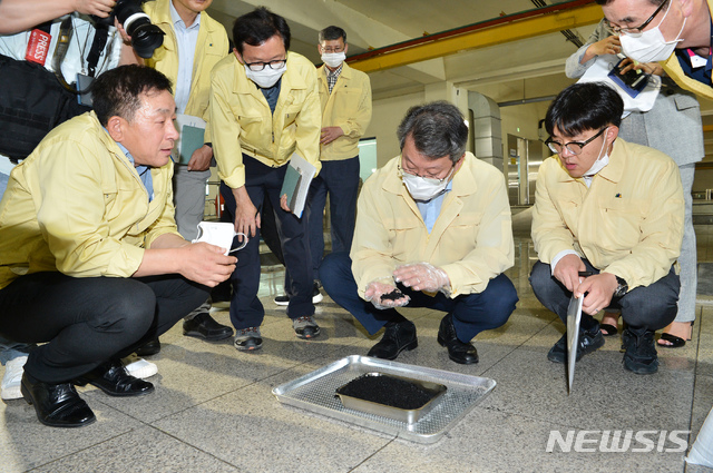  [부산=뉴시스] 허상천 기자 = 변성완 부산시장 권한대행은 21일 오후 수돗물 정수처리시설인 덕산정수장과 엄궁배수지를 방문해 유충 서식 여부와 유입방지시설 적합성 등을 점검하고, 정수 공급 및 생산과정과 시설의 운영·관리 실태를 직접 확인했다.2020.07.21. (사진 = 부산시 제공) photo@newsis.com