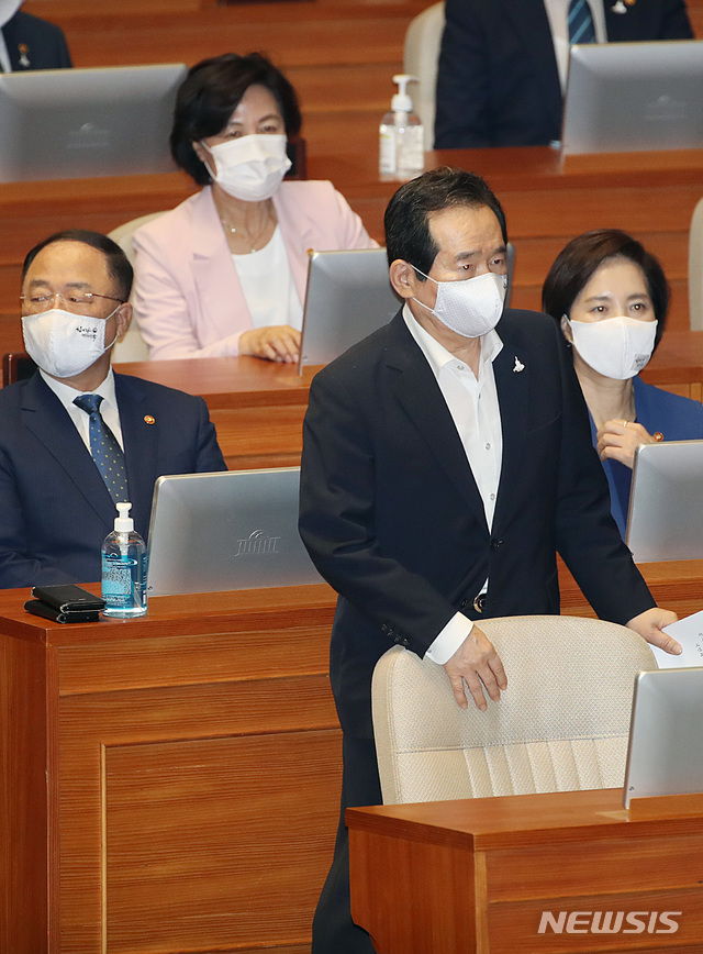 [서울=뉴시스] 김진아 기자 = 정세균 국무총리가 21일 서울 여의도 국회에서 열린 본회의에 참석하고 있다. 2020.07.21.  bluesoda@newsis.com