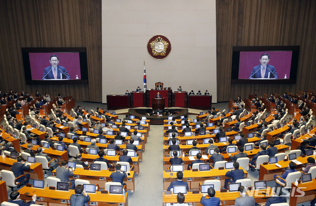 [서울=뉴시스] 최동준 기자 = 주호영 미래통합당 원내대표가 21일 서울 여의도 국회 본회의에서 교섭단체 대표 연설을 하고 있다. 2020.07.21. photocdj@newsis.com