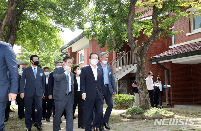 【서울=뉴시스】 전진환 기자 = 정세균 국무총리를 비롯한 참석자들이 21일 서울 미군 용산기지 내 장교숙소부지에서 열린 '함께 그리는 용산공원 부분개방 행사'에서 유홍준 민간 위원장을 비롯한 관계자들과 부지를 돌아보고 있다. 2020.07.21.  photo@newsis.com