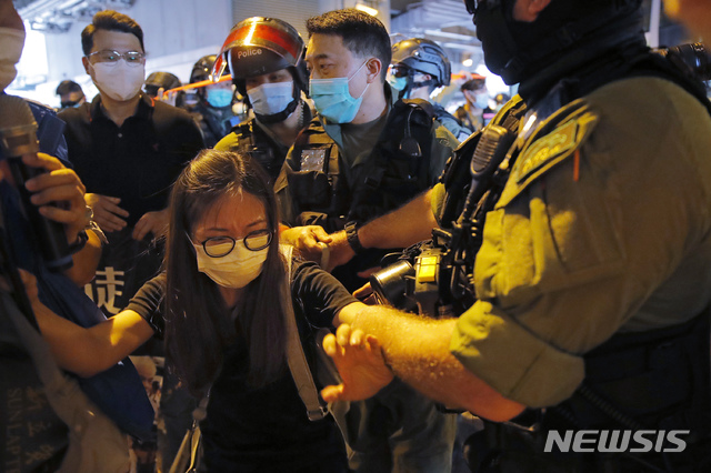 [홍콩=AP/뉴시스] 홍콩 경찰이 21일 저녁 위안랑 전철역 인근에서 한 시위자를 체포하고 있다. 위안랑 백색테러 1년을 맞은 21일 위안랑 전철역 인근에서 규탄 집회가 열린 가운데 경찰이 96명을 무더기로 체포했다. 2020.07.22