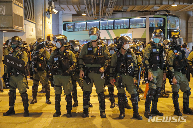 [홍콩=AP/뉴시스] 홍콩 경찰이 21일 저녁 위안랑 전철역 인근에서 경계를 강화하고 있다. 위안랑 백색테러 1년을 맞은 21일 위안랑 전철역 인근에서 규탄 집회가 열린 가운데 경찰이 96명을 무더기로 체포했다. 2020.07.22