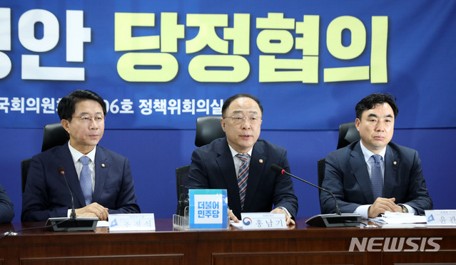 [서울=뉴시스] 김선웅 기자 = 홍남기 부총리 겸 기획재정부 장관이 22일 오전 서울 여의도 국회에서 열린 2020 더불어민주당 세법 개정안 당정 협의 자리에서 발언하고 있다. 2020.07.22. mangusta@newsis.com