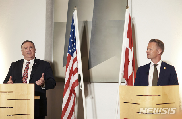 [코펜하겐=AP/뉴시스]마이크 폼페이오 미국 국무장관(왼쪽)과 예페 코포드 덴마크 외무장관이 22일(현지시간) 코펜하겐에서 공동 기자회견을 열고 있다. 2020.7.23.