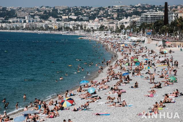 [니스=신화/뉴시스]여름 휴가철을 맞아 22일(현지시간) 프랑스 남부 니스에 있는 해변에 피서객들이 몰려들어 해변을 즐기고 있다. 프랑스 정부는 코로나19 재확산을 막기 위해 이번 주부터 공공장소에서의 마스크 착용을 의무화했다. 프랑스의 코로나19 누적 확진자 수는 17만8336명이고 사망자 수는 3만172명으로 집계됐다. 2020.07.23.