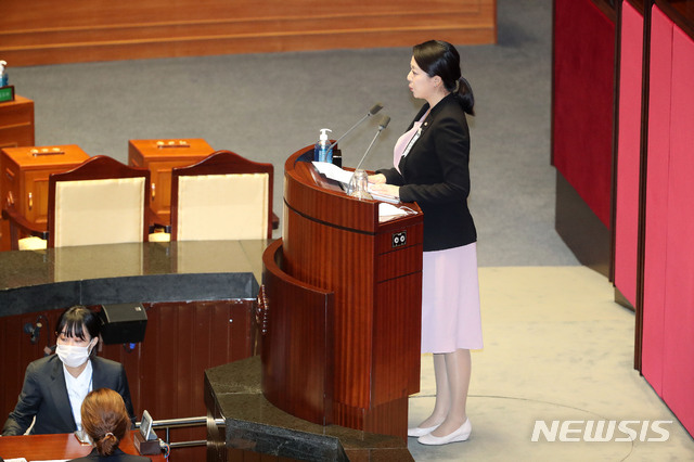 [서울=뉴시스]김선웅 기자 = 배현진 미래통합당 의원이 23일 서울 여의도 국회에서 열린 본회의에서 추미애 법무부장관 탄핵소추안 제안설명을 하고 있다. 2020.07.23.  mangusta@newsis.com