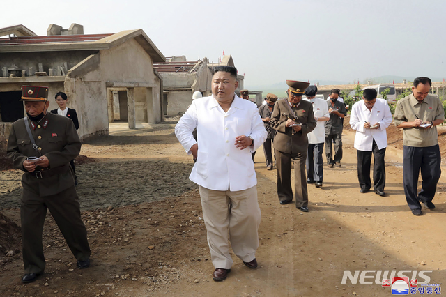 [서울=AP/뉴시스] AP통신이 보도한 북한 개성시 봉쇄 기사 가운데 23일 북한 김정은 위원장이 황주군의 닭공장을 시찰하는 사진. 외신기자의 접근이 금지된 북한에서 조선중앙통신이 제공한 이 사진에는 우측 아래 통신사 마크가 찍혀있다.  