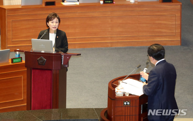 [서울=뉴시스]김선웅 기자 = 김현미 국토교통부 장관이 23일 서울 여의도 국회에서 열린 본회의 경제에 관한 대정부질문에서 의원 질의에 답변하고 있다. 2020.07.23.  mangusta@newsis.com