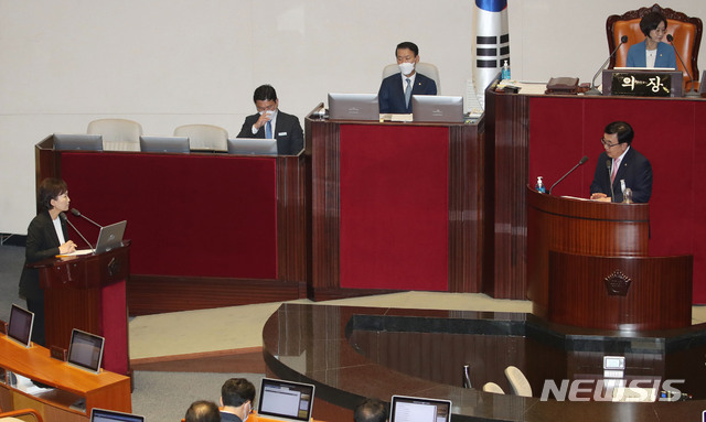 [서울=뉴시스] 김진아 기자 = 김현미 국토교통부 장관이 23일 서울 여의도 국회에서 열린 본회의 경제에 관한 대정부질문에서 서병수 미래통합당 의원 질의에 답하고 있다. 2020.07.23. bluesoda@newsis.com