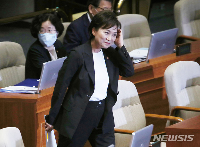 [서울=뉴시스] 김진아 기자 = 김현미 국토교통부 장관이 23일 서울 여의도 국회에서 열린 본회의 경제에 관한 대정부질문에서 의원 질의에 답하기 위해 단상으로 향하고 있다. 2020.07.23.  bluesoda@newsis.com