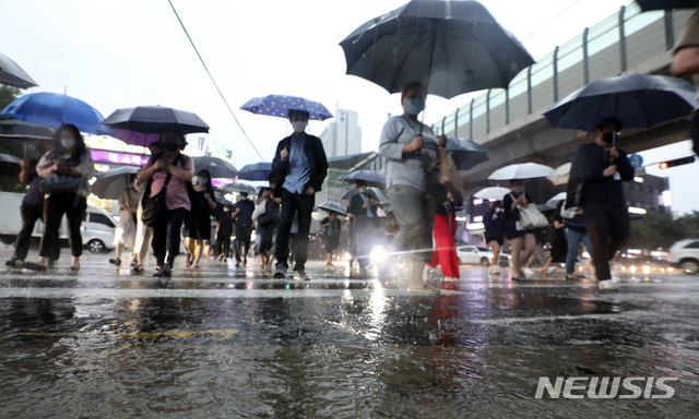 [서울=뉴시스] 최진석 기자 = 퇴근길 빗줄기가 거세지고 있는 23일 오후 서울 광진구 건대입구역 네거리에서 시민들이 퇴근길 발걸음을 재촉하고 있다. 2020.07.23.myjs@newsis.com