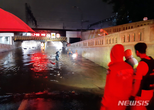 [부산=뉴시스] 부산지역에 호우경보가 발효된 23일 밤 부산 동구 초량동 부산역 제1지하차도에 물이 차면서 차량 6대가 침수, 시민 3명이 숨진 채 발견됐다. (사진=부산소방재난본부 제공). 2020.07.24.  photo@newsis.com 