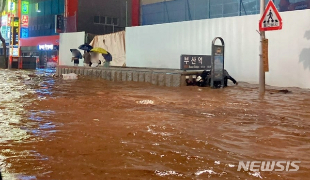 [부산=뉴시스] 부산지역에 호우경보가 발효된 23일 오후 동구 부산역 앞 도로가 물바다로 변했다. (사진=부산소방재난본부 제공). 2020.07.24.    photo@newsis.com 