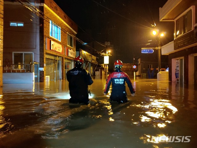 [대구=뉴시스]이은혜 기자 = 24일 오전 0시께 경북 영덕 강구면 오포리 강구시장 일대가 호우로 물에 잠겼다. 2020.07.24. (사진=경북소방본부 제공) photo@newsis.com 