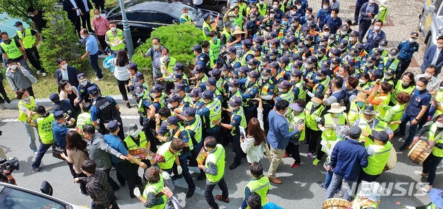 [경주=뉴시스] 이은희 기자= 24일 김소영 재검토위원장이 지역 의견수렴 결과 발표장을 빠져나와 경찰의 보호를 받으며 차량으로 이동하고 있다. 2020.7.24.leh@newsis.com