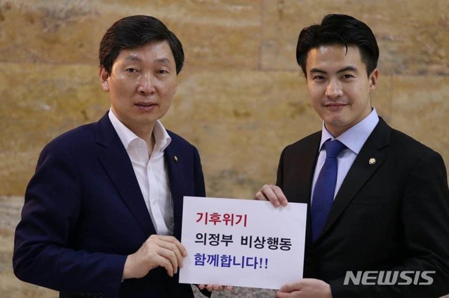 더불어민주당 김민철(왼쪽), 오영환 국회의원.
