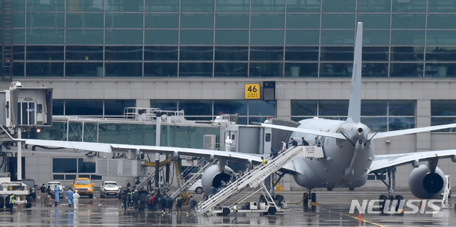 [인천공항=뉴시스]이영환 기자 = 신종 코로나바이러스 감염증(코로나19)의 이라크 현지 상황 악화돼 이라크 파견 근로자 및 교민들이 24일 오전 인천국제공항에 도착해 우리 정부가 급파한 공군 공중급유기(KC-330)에서 내리고 있다. 귀국하는 근로자들은 코로나19 음성 판정을 받을 경우 각각 충북 충주와 보은에서 2주간의 격리에 들어갈 예정이다. 2020.07.24.  photo@newsis.com