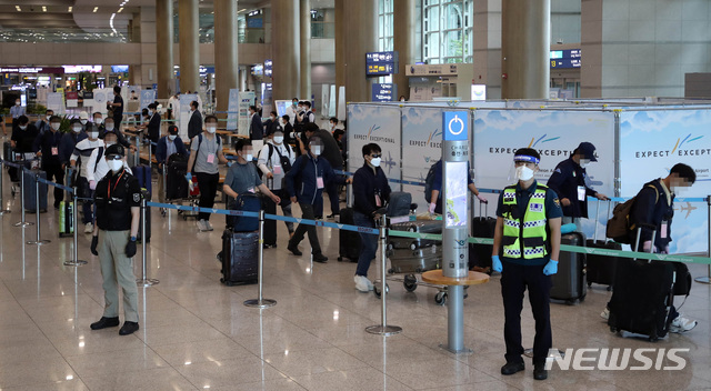 [인천공항=뉴시스] 이영환 기자 = 지난 24일 오전 신종 코로나바이러스 감염증(코로나19) 악화로 정부가 급파한 공군 공중급유기(KC-330)를 타고 인천국제공항에 도착한 이라크 파견 근로자들이 입국장을 나서고 있다. 2020.07.24. photo@newsis.com