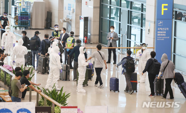 [인천공항=뉴시스] 이영환 기자 = 24일 오전 신종 코로나바이러스 감염증(코로나19) 악화로 정부가 급파한 공군 공중급유기(KC-330)를 타고 인천국제공항에 도착한 이라크 파견 근로자들이 입국장을 나서고 있다. 2020.07.24.  photo@newsis.com