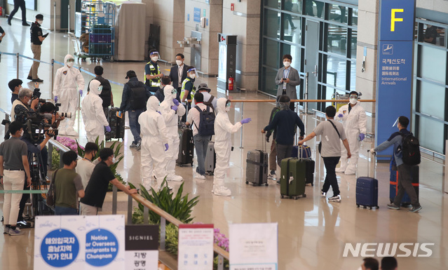 [인천공항=뉴시스] 이영환 기자 = 24일 오전 신종 코로나바이러스 감염증(코로나19) 악화로 정부가 급파한 공군 공중급유기(KC-330)를 타고 인천국제공항에 도착한 이라크 파견 근로자들이 입국장을 나서고 있다. 2020.07.24.  photo@newsis.com