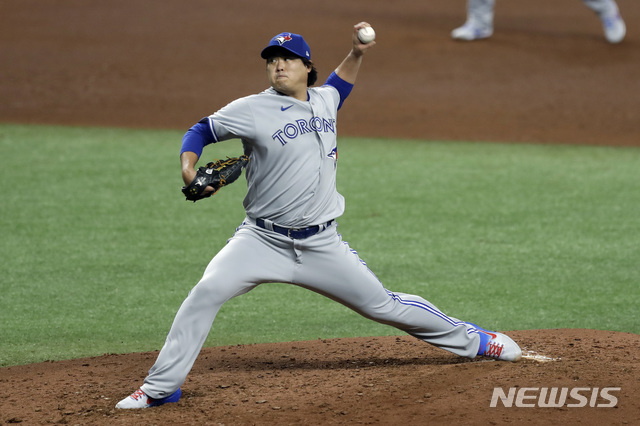 Toronto Blue Jays starting pitcher Hyun-Jin Ryu, of Korea, delivers to the Tampa Bay Rays during the fourth inning of a baseball game Friday, July 24, 2020, in St. Petersburg, Fla. (AP Photo/Chris O&#039;Meara)