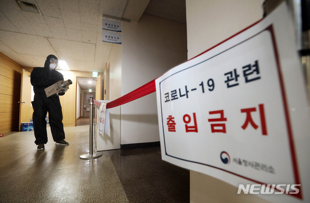 [서울=뉴시스] 정부서울청사에서 신종 코로나바이러스 감염증(코로나19) 확진자가 발생한 지난 7월 25일 오전 방역 관계자가 방역 소독을 하고 있다. (사진= 뉴시스 DB) photo@newsis.com