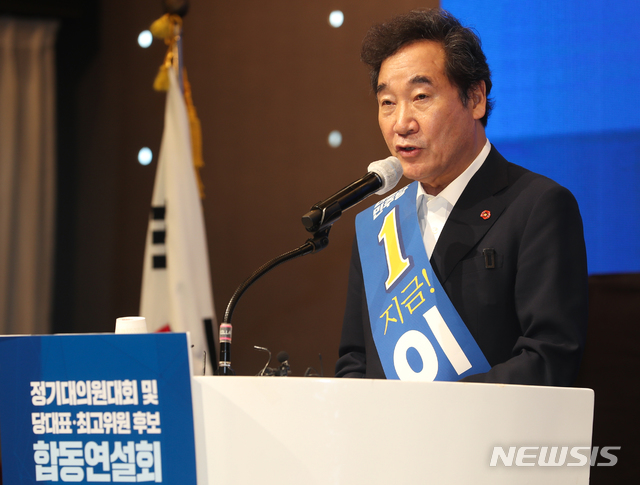 [제주=뉴시스]우장호 기자 = 더불어민주당 당 대표에 도전하는 이낙연 의원이 25일 오후 제주 퍼시픽호텔에서 열린 민주당 당대표 및 최고위원 후보자 시·도당 순회합동연설회에서 정견발표를 하고 있다. 2020.07.25.  woo1223@newsis.com 