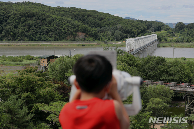 [파주=뉴시스]이윤청 기자 = 신종 코로나바이러스 감염증(코로나19)에 걸린 탈북민이 최근 개성으로 재입북했다는 북한 측 주장에 대해 청와대는 26일 오전 "사실 관계를 확인 중"이라고 밝혔다. 26일 경기 파주시 임진각 평화누리공원에서 시민들이 망원경으로 임진강 너머를 바라보고 있다. 2020.07.26.  radiohead@newsis.com