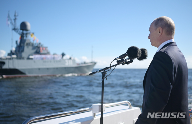 [상트페테르부르크=AP/뉴시스]블라디미르 푸틴 러시아 대통령이 26일(현지시간) 러시아 상트페테르부르크에서 해군의 날 기념식에 참석해 해상 퍼레이드를 사열하고 있다. 2020.07.27.