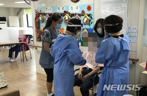 [서울=뉴시스] 서울 관악구 노인복지시설 코로나19 선제검사. (사진=관악구 제공) 2020.07.27. photo@newsis.com 