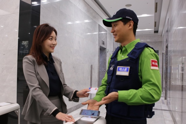[서울=뉴시스] 에스원 임직원이 고객에게 모바일 카드 사용방법을 설명하고 있다. 사진 에스원