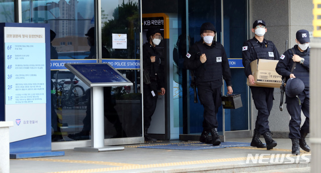 [서울=뉴시스] 전진환 기자 = 최근 월북한 것으로 추정된 20대 탈북민이 최근 경기 김포지역에서 성폭행 혐의로 경찰 조사를 받고 구속영장이 발부된 것으로 확인됐다. 26일 김포경찰서 등에 따르면 김포시 양촌읍에 거주하는 탈북민 김모(23)씨는 코로나19로 인해 실직한 상태에서 지난달 탈북여성을 성폭행 혐의로 경찰 조사를 받는 중이었다. 사진은 27일 오전 경기 김포경찰서에서 112타격대가 나오고 있다. 2020.07.23.  amin2@newsis.com 