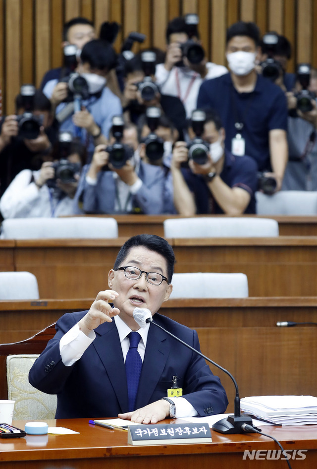 [서울=뉴시스] 최동준 기자 = 박지원 국가정보원장 후보자가 27일 서울 여의도 국회에서 열린 국회 정보위원회 인사청문회에서 하태경 미래통합당 의원 질의에 답변하고 있다. 2020.07.27. photocdj@newsis.com