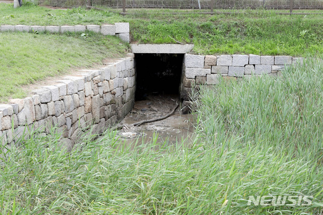 [인천=뉴시스]김병문 기자 = 합동참모본부는 지난 27일 정례브리핑에서 최근 월북한 것으로 추정되는 탈북민 김모 씨를 특정할 수 있는 유기된 가방을 발견, 확인하고 현재 정밀조사 중이라고 밝혔다. 사진은 28일 오전 김씨의 가방이 발견된 것으로 추정되는 인천 강화군 강화읍 월곳리의 한 배수로 모습. 2020.07.28. dadazon@newsis.com