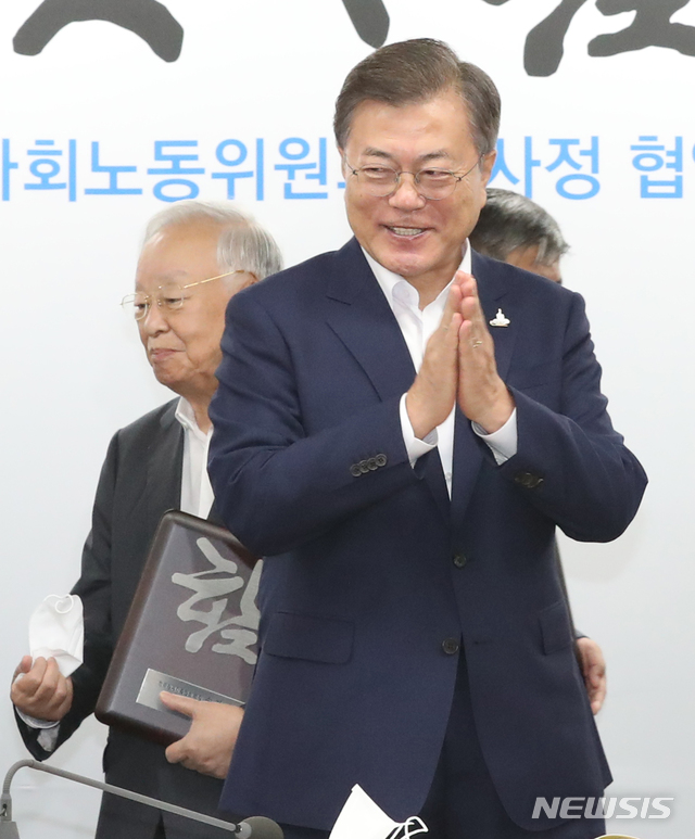 [서울=뉴시스]박영태 기자 = 문재인 대통령이 28일 서울 종로구 경제사회노동위원회 대회의실에서 열린 경제사회노동위원회의 ‘코로나19 위기 극복을 위한 노사정 협약식’에서 참석자들과 기념촬영 후 박수를 치고 있다. 2020.07.28.since1999@newsis.com