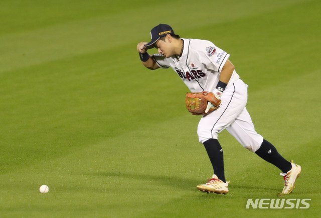 [서울=뉴시스] 고승민 기자 = 28일 서울 잠실야구장에서 열린 2020 KBO 리그 키움 히어로즈 대 두산 베어스 경기, 6회초 키움 공격 1사 1,3루 상황 5번타자 박병호의 플라이를 두산 2루수 최주환이 놓치고 있다. 2020.07.28. kkssmm99@newsis.com 