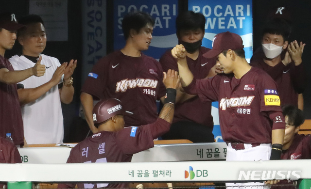 [서울=뉴시스] 고승민 기자 = 28일 서울 잠실야구장에서 열린 2020 KBO 리그 키움 히어로즈 대 두산 베어스 경기, 6회초 키움 공격 1사 만루 상황 7번타자 김혜성 희생플라이 때 3번타자 러셀이 홈인, 덕아웃서 동료들과 기버하고 있다. 2020.07.28. kkssmm99@newsis.com