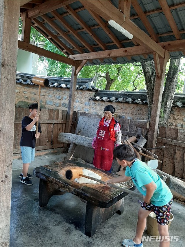 [안동=뉴시스] 김천 옛날솜씨마을에서 인절미 만들기 체험을 하고 있는 아이들. (사진=경북도 제공) 2020.07.29