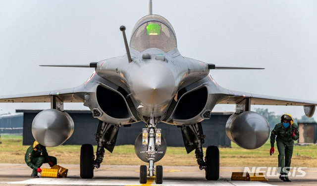 [암발라=AP/뉴시스] 지난 2020년 인도 북부 암발라 공군기지에 프랑스산 최신예 라팔 전투기가 도착한 모습.(위 사진은 기사 내용과 직접적인 관련이 없음) 2020.7.30.