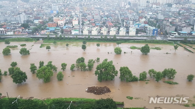 [대전=뉴시스]30일 오전 폭우로 물에 잠긴 대전 안영교 일대 유등천 모습(사진=독자제공)