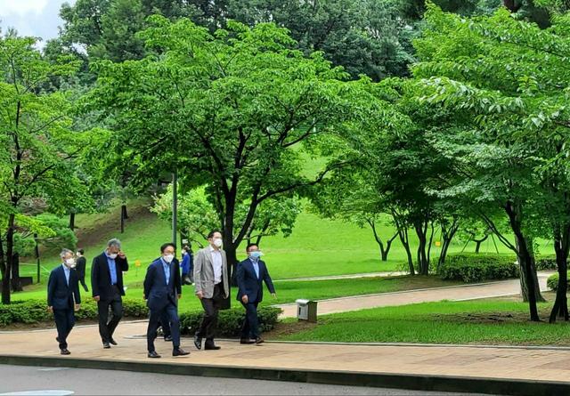 [서울=뉴시스] 차세대 반도체 패키징 기술개발 전략을 점검하기 위해30일 삼성전자 온양사업장을 찾은 이재용 부회장의 모습. 사진 삼성전자