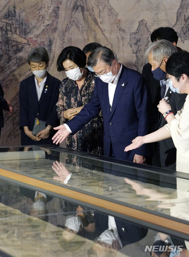 [서울=뉴시스]박영태 기자 = 문재인 대통령과 김정숙 여사가 30일 서울 용산구 국립중앙박물관을 방문해 '새 보물 납시었네, 신국보보물전 2017-2019' 특별전에 전시된 보물 제2029호 이인문 필 강산무진도(李寅文 筆 江山無盡圖)를 관람하고 있다. 2020.07.30.since1999@newsis.com