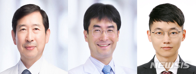 [서울=뉴시스] 서울대병원은 안과 박기호(왼쪽)·가정의학과 박상민 교수(가운데), 장주영 연구원(오른쪽) 연구팀이 안과 의사가 녹내장을 진단할 때 임상적으로 해석할 수 있는 새로운 설명가능 인공지능(AI)을 개발했다고 31일 밝혔다.(사진 : 서울대병원 제공). 2020.7.31.