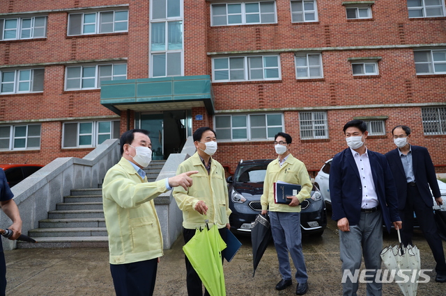 김지철(왼쪽 첫번째) 충남교육감이 학교 재난안전시설을 점검하고 있다. 