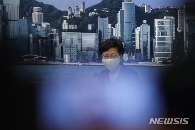 [홍콩=AP/뉴시스]캐리 람 홍콩 행정장관이 31일 기자회견을 하는 모습. 2020.7.31.