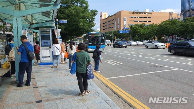 [창원=뉴시스] 강경국 기자 = 시내버스 파업 3일째 맞은 1일 오후 경남 창원시청 인근 버스 정류장에서 시민들이 시내버스를 기다리고 있다. 2020.08.01. kgkang@newsis.com